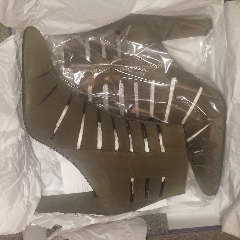 NWT Stewart Weitzman olive green booties